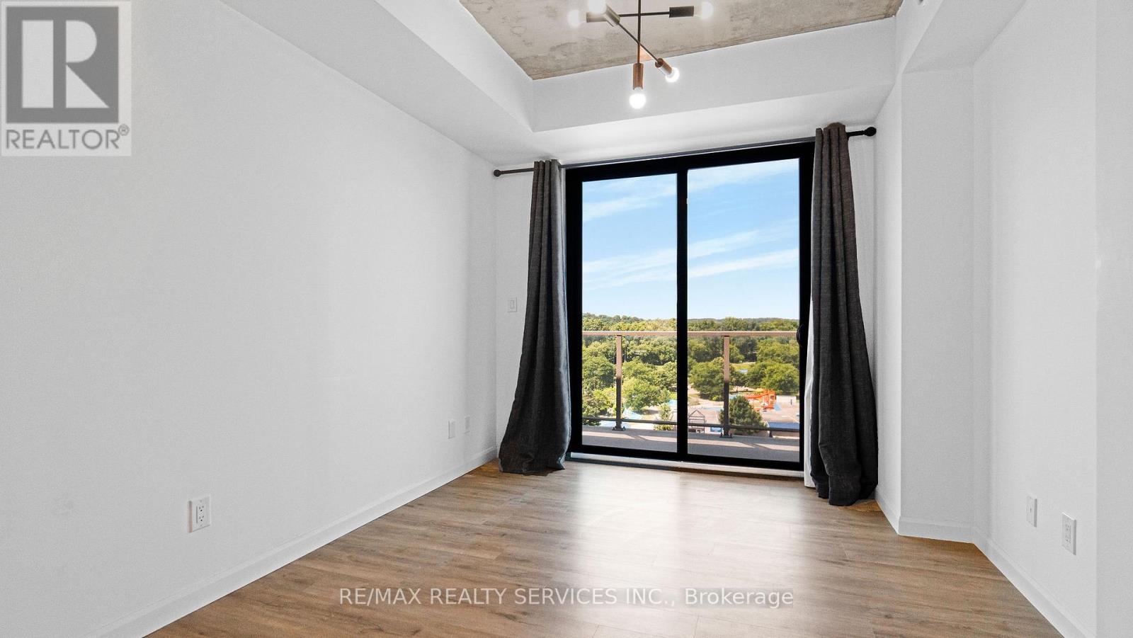 811 - 7 Erie Avenue Property Photo 6