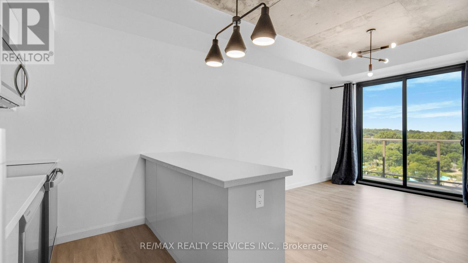 811 - 7 Erie Avenue Property Photo 7