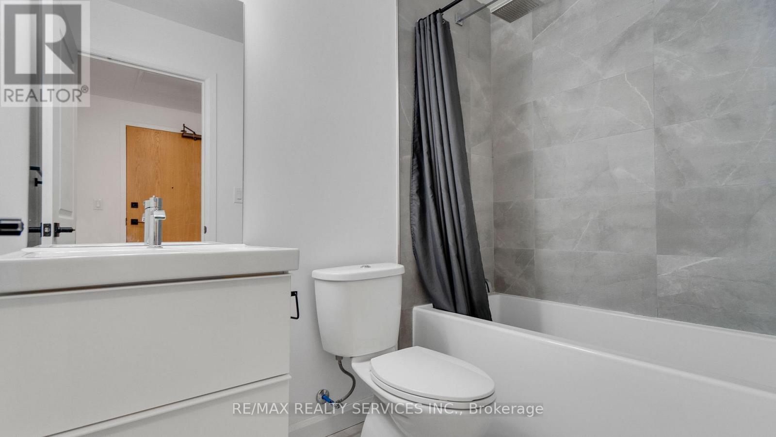 811 - 7 Erie Avenue Property Photo 13