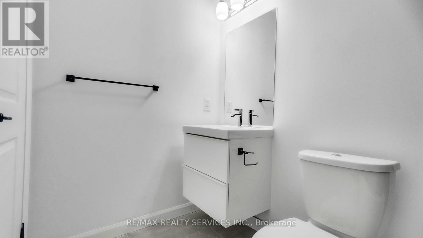 811 - 7 Erie Avenue Property Photo 14