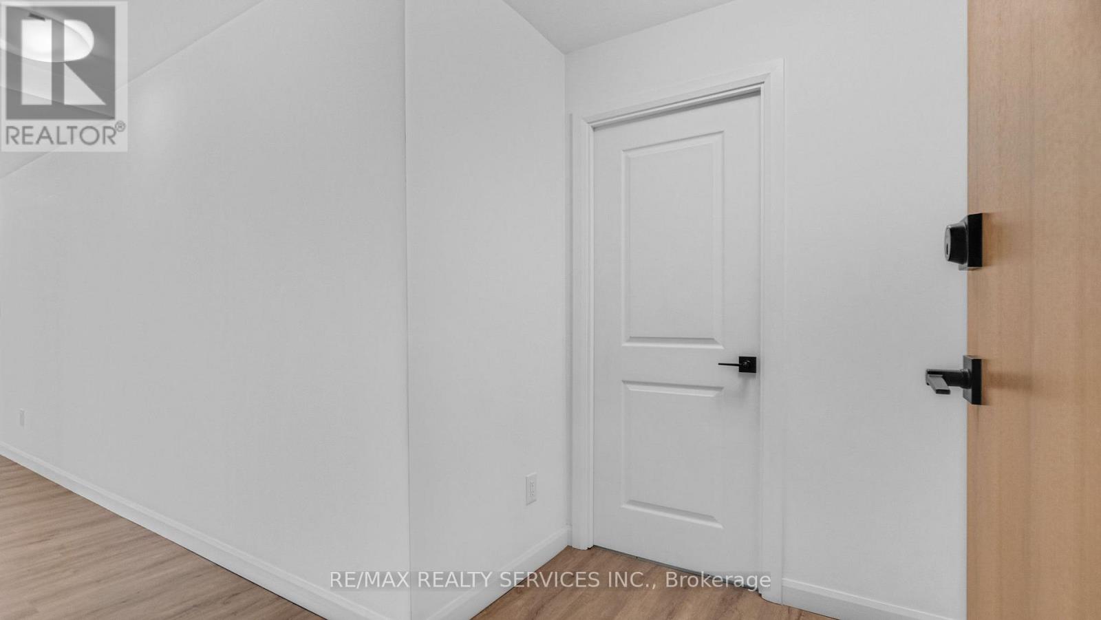 811 - 7 Erie Avenue Property Photo 25