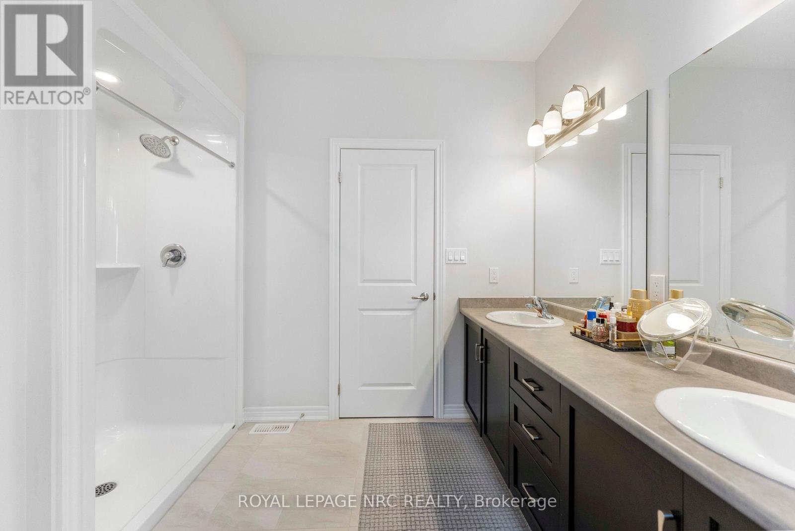 12 Swan Avenue Property Photo 27