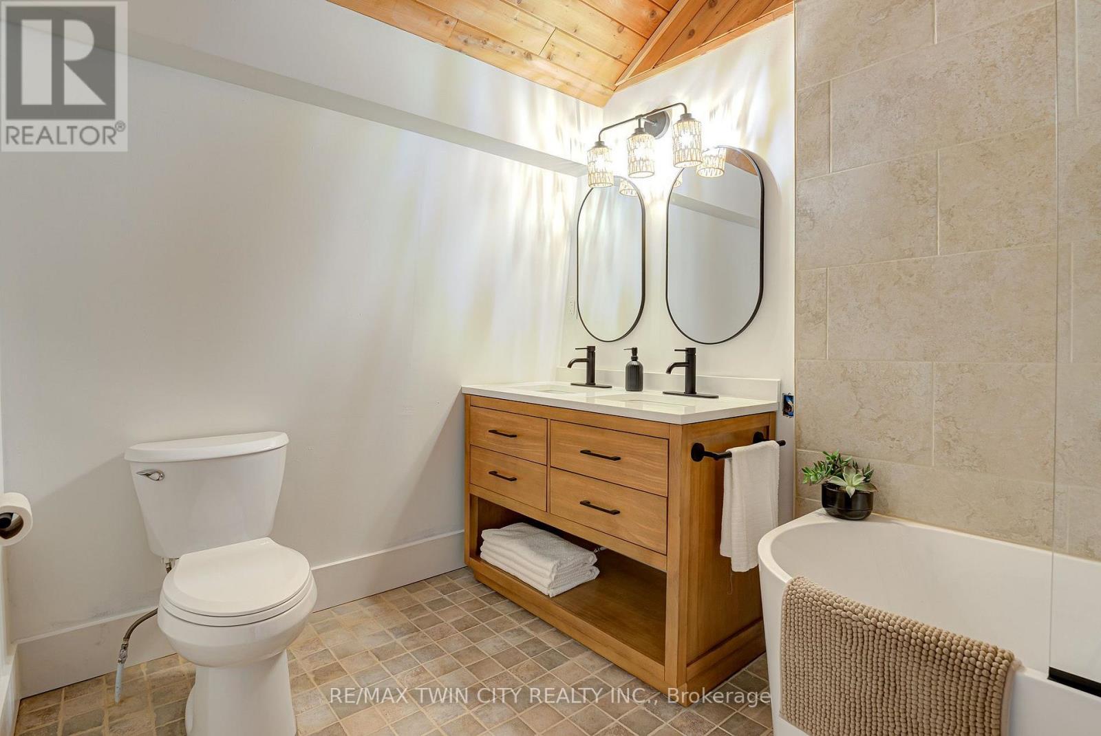2653 Huron Road Property Photo 23