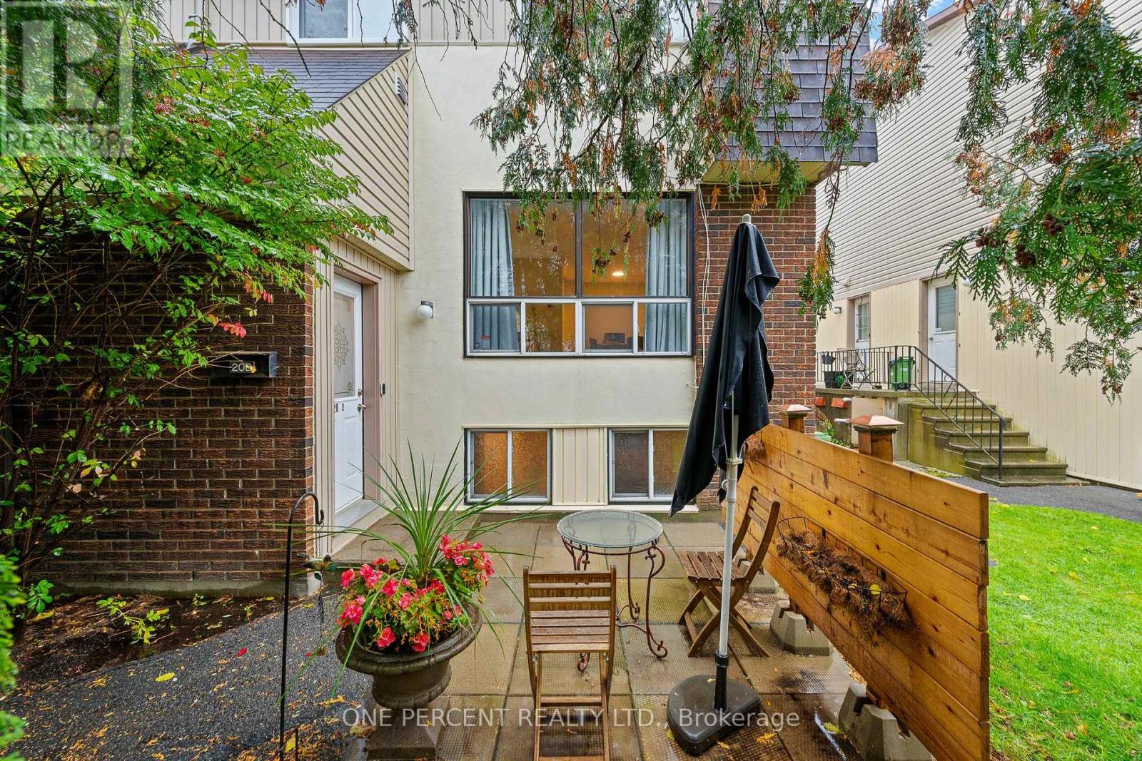 D - 20 Sonnet Crescent Property Photo 2