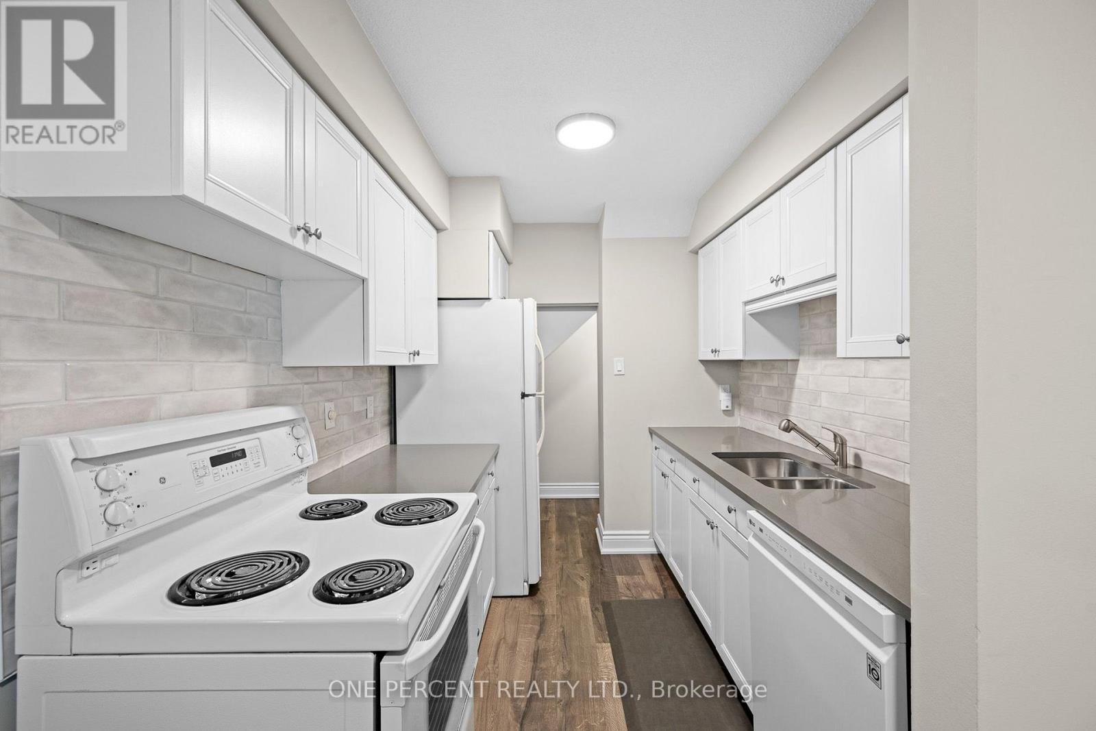 D - 20 Sonnet Crescent Property Photo 15