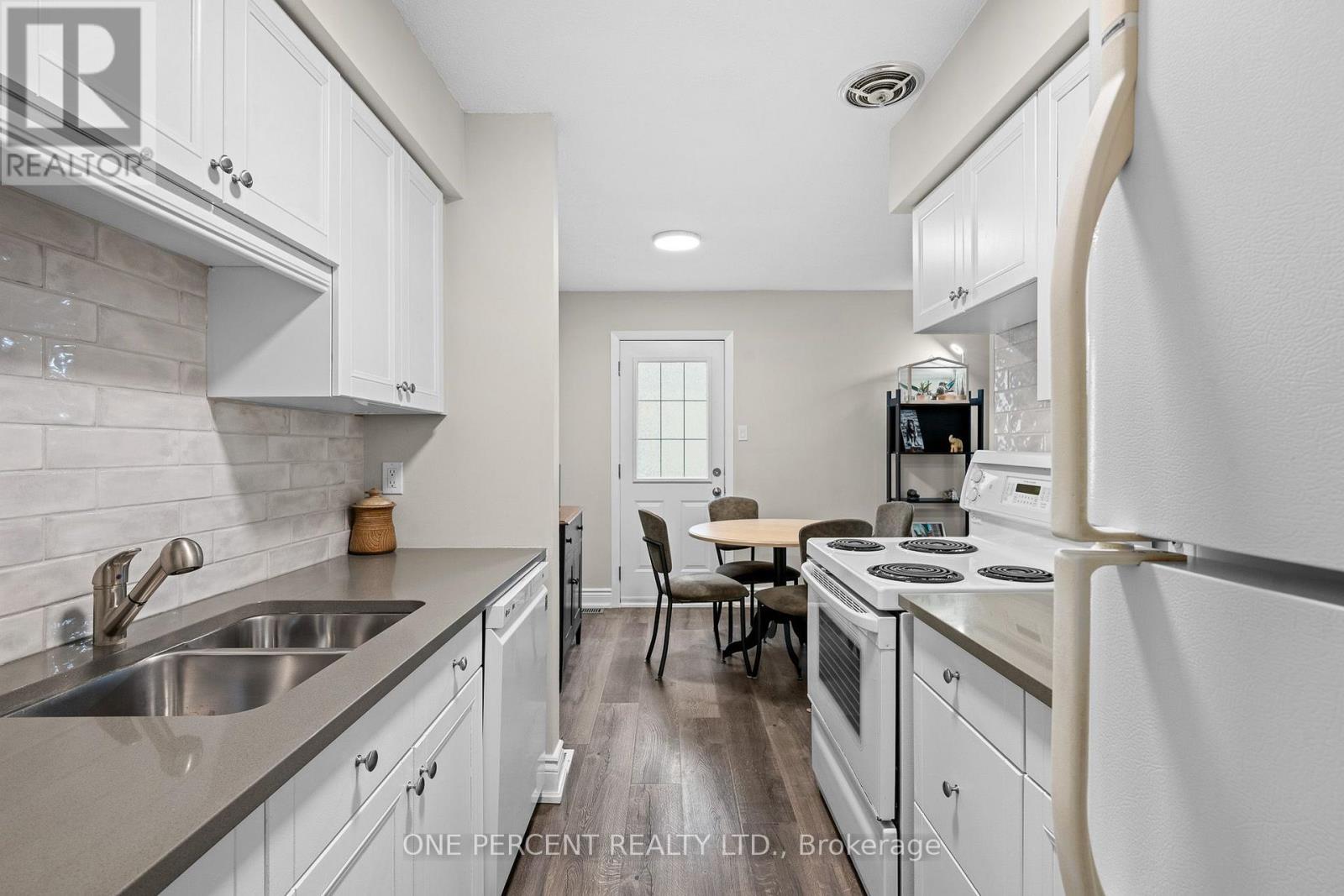 D - 20 Sonnet Crescent Property Photo 16