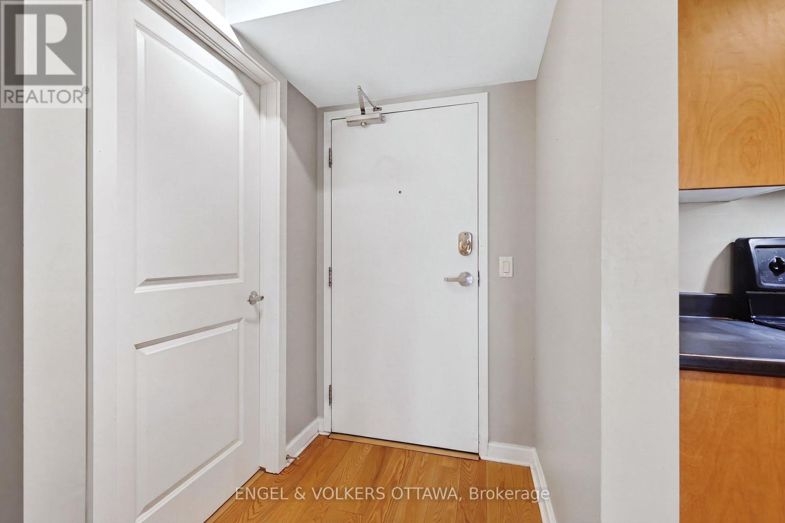 604 - 138 Somerset Street W Property Photo 2