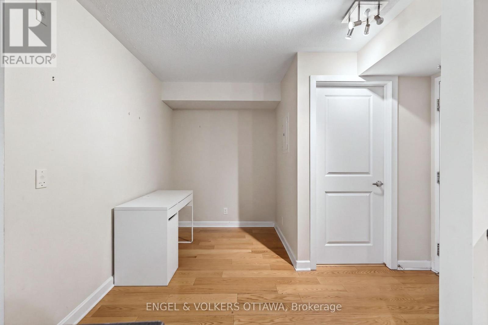604 - 138 Somerset Street W Property Photo 3