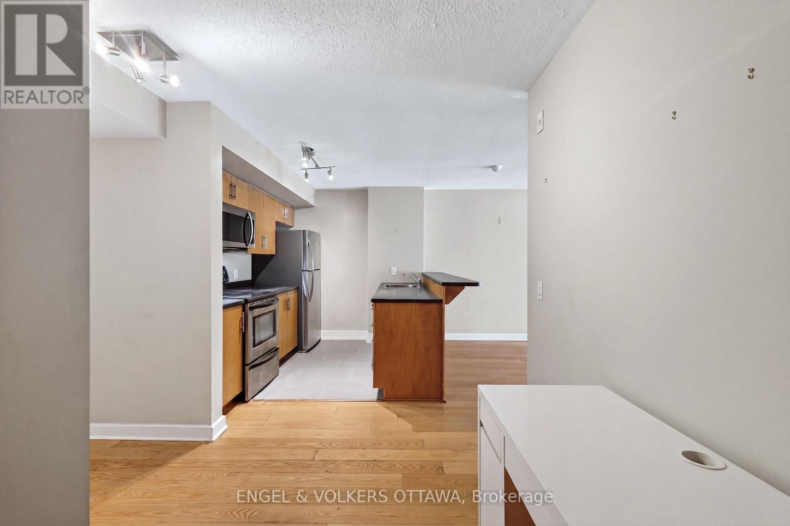 604 - 138 Somerset Street W Property Photo 5