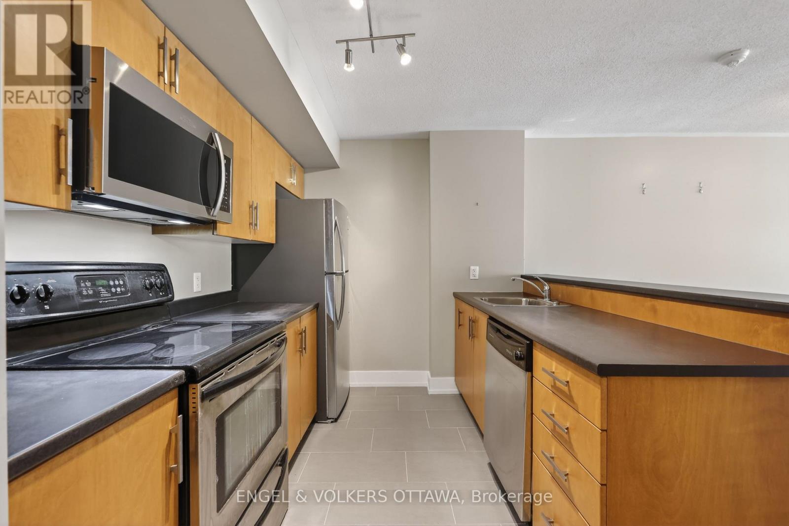 604 - 138 Somerset Street W Property Photo 6