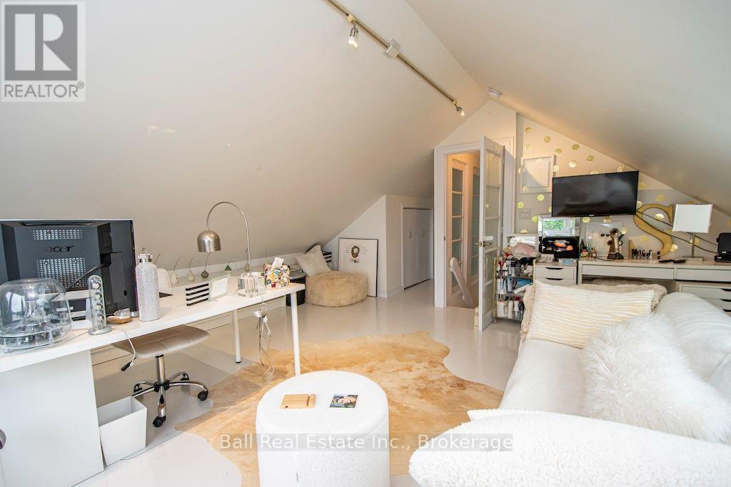 8 Bridge Street N Property Photo 19