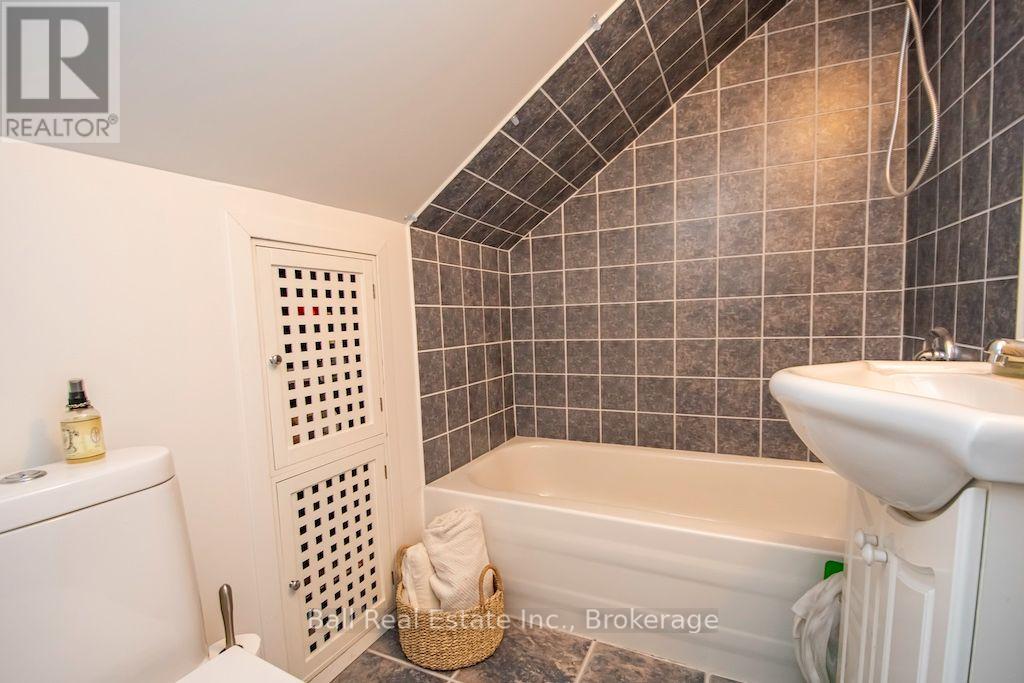 8 Bridge Street N Property Photo 21