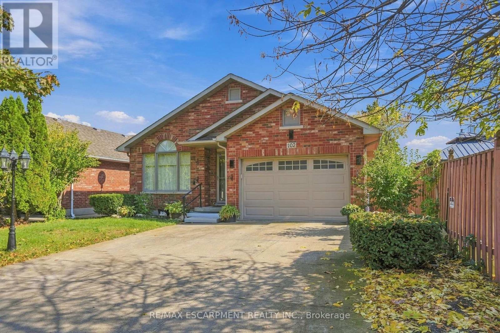 102 Cove Crescent Property Photo 2
