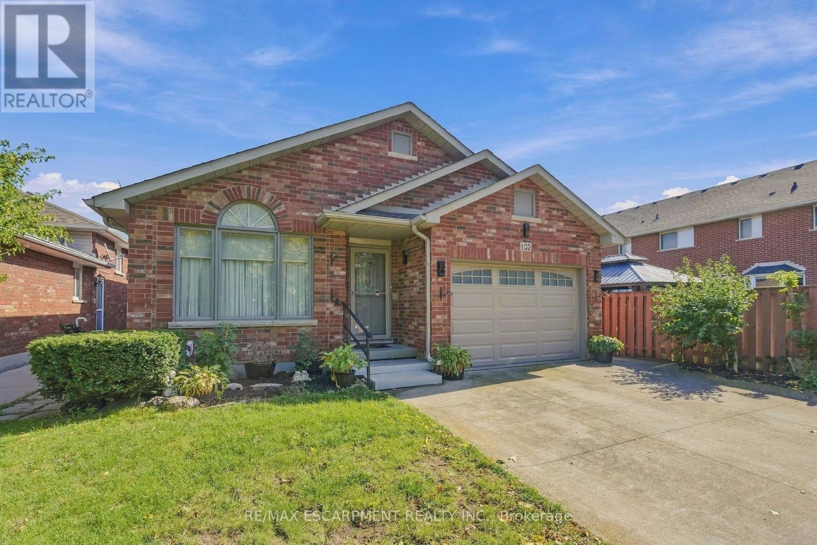 102 Cove Crescent Property Photo 3
