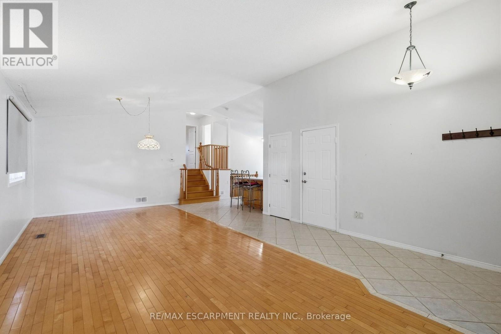 102 Cove Crescent Property Photo 7