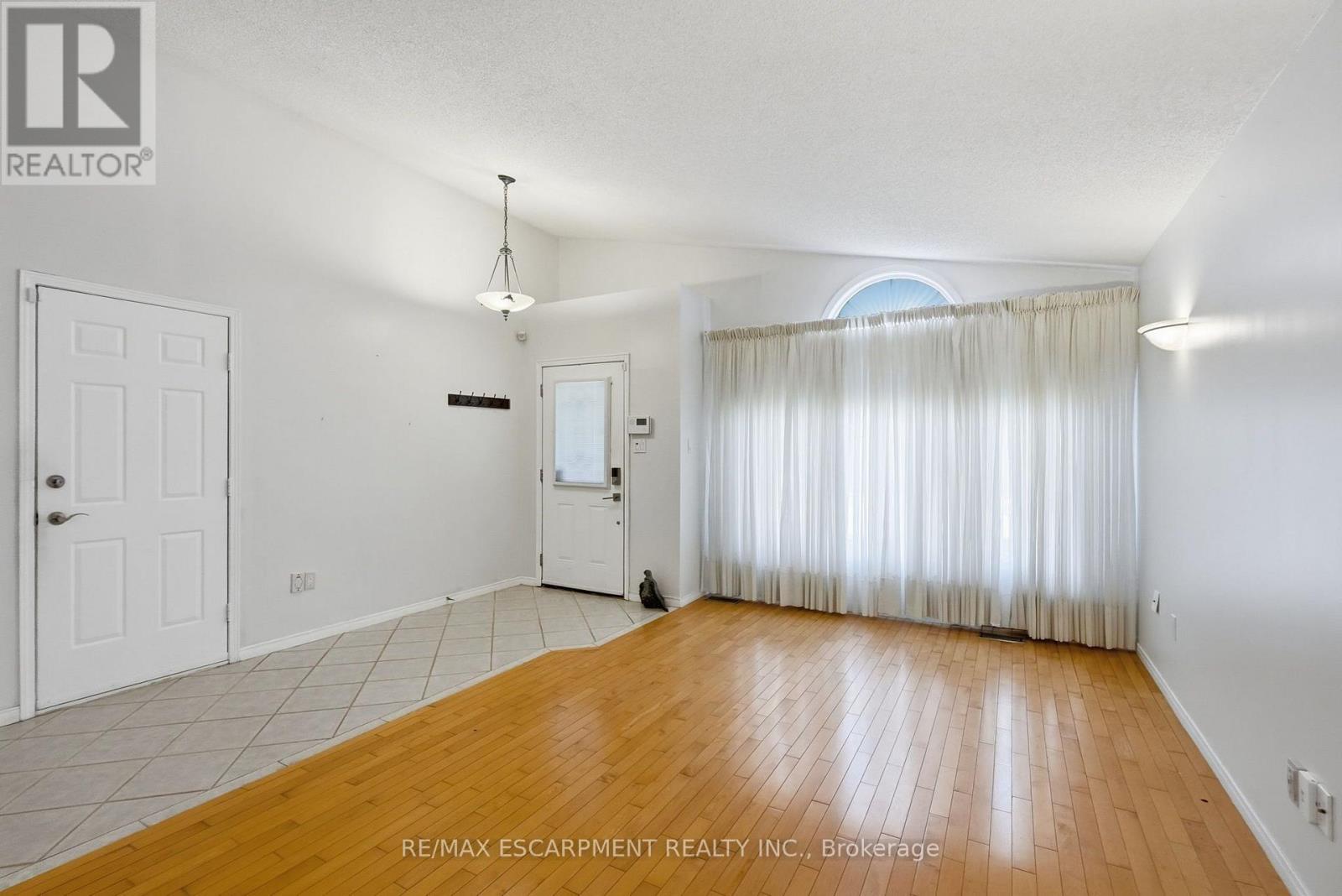 102 Cove Crescent Property Photo 8