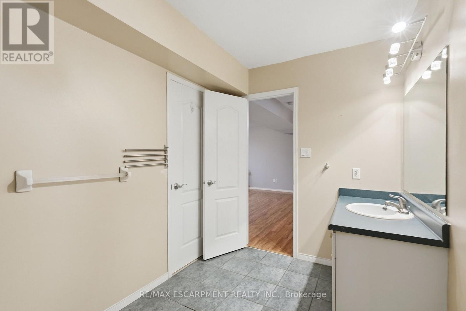 102 Cove Crescent Property Photo 32