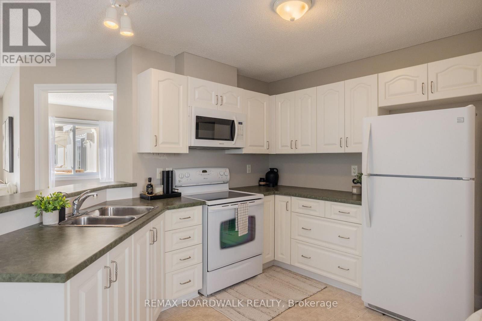 206 Oak Leaf Private Property Photo 5