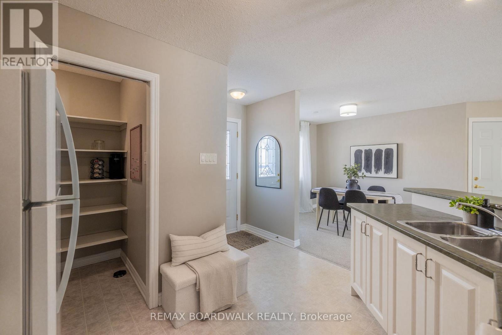 206 Oak Leaf Private Property Photo 6