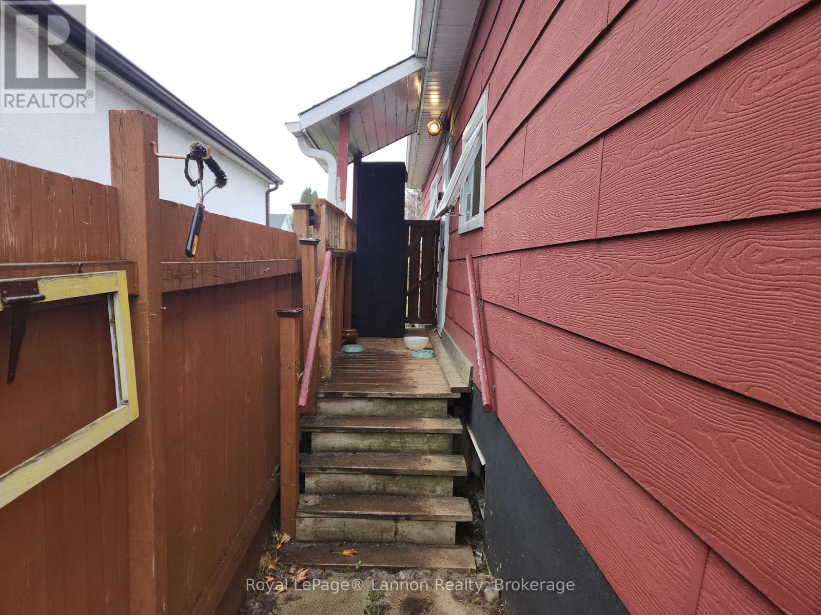 342 Amelia Street E Property Photo 3
