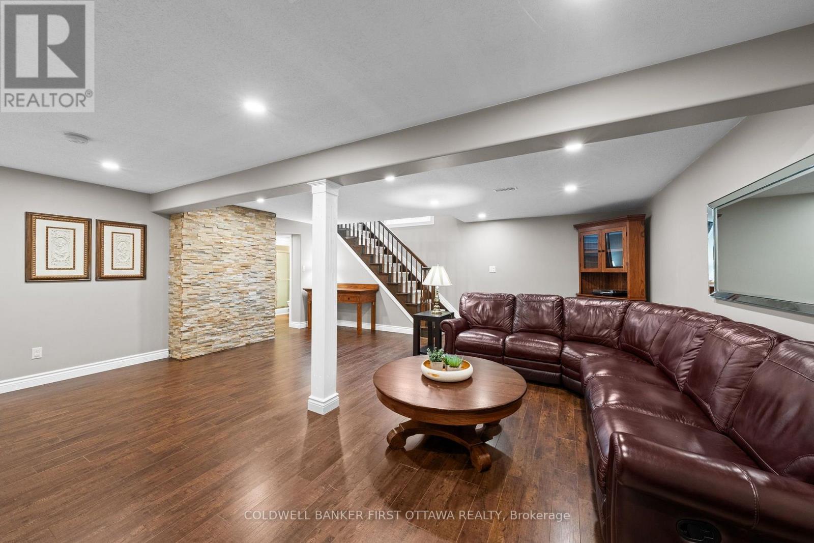 938 Rossburn Crescent Property Photo 21