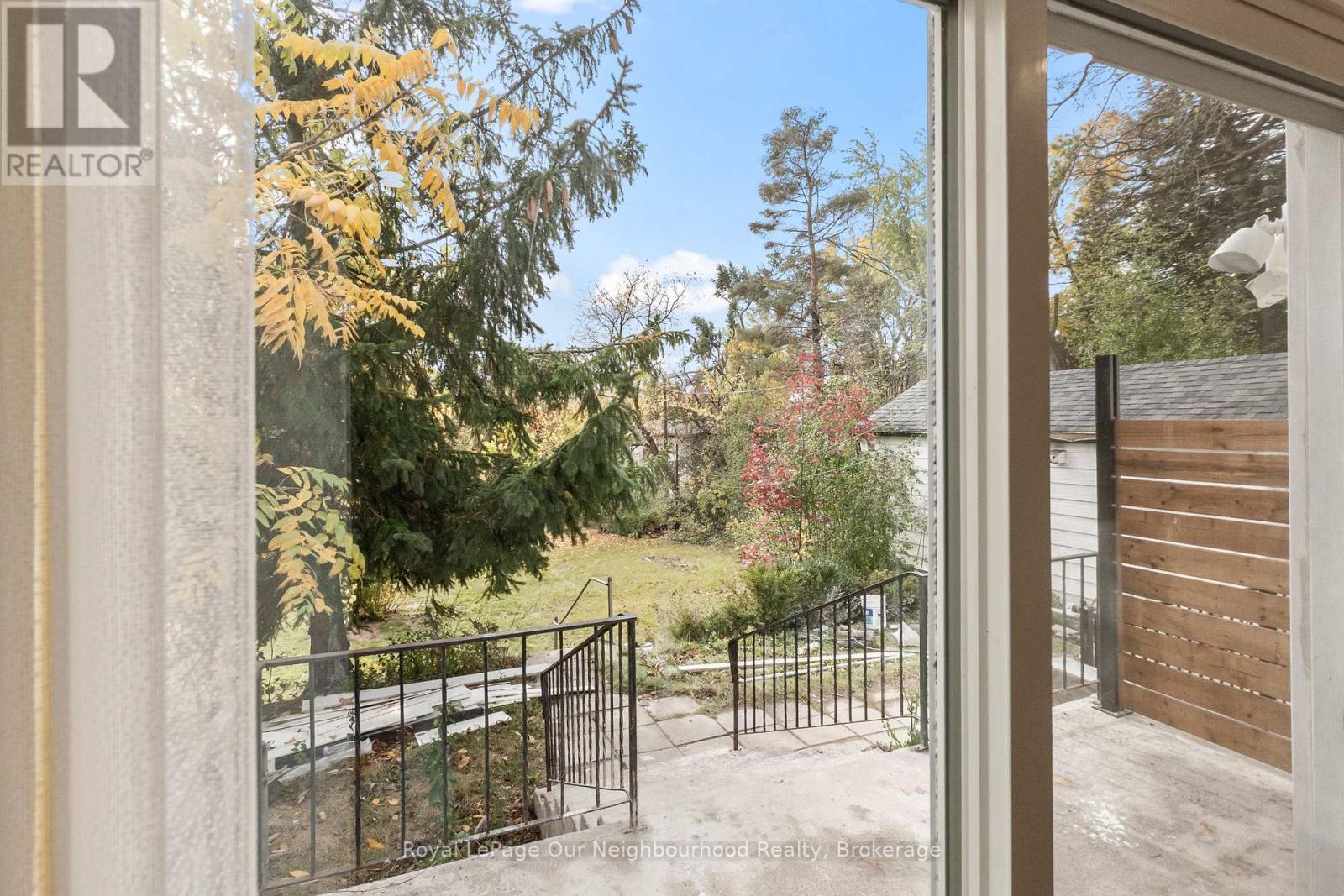 A - 513 Parkhill Road W Property Photo 8