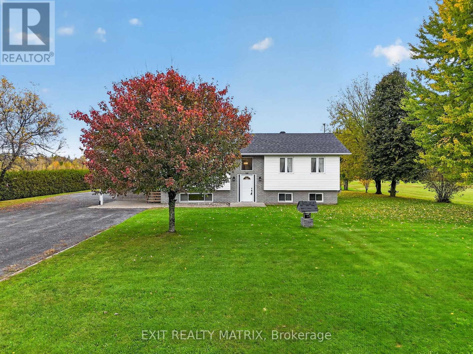 2871 Russland Road Property Photo 4