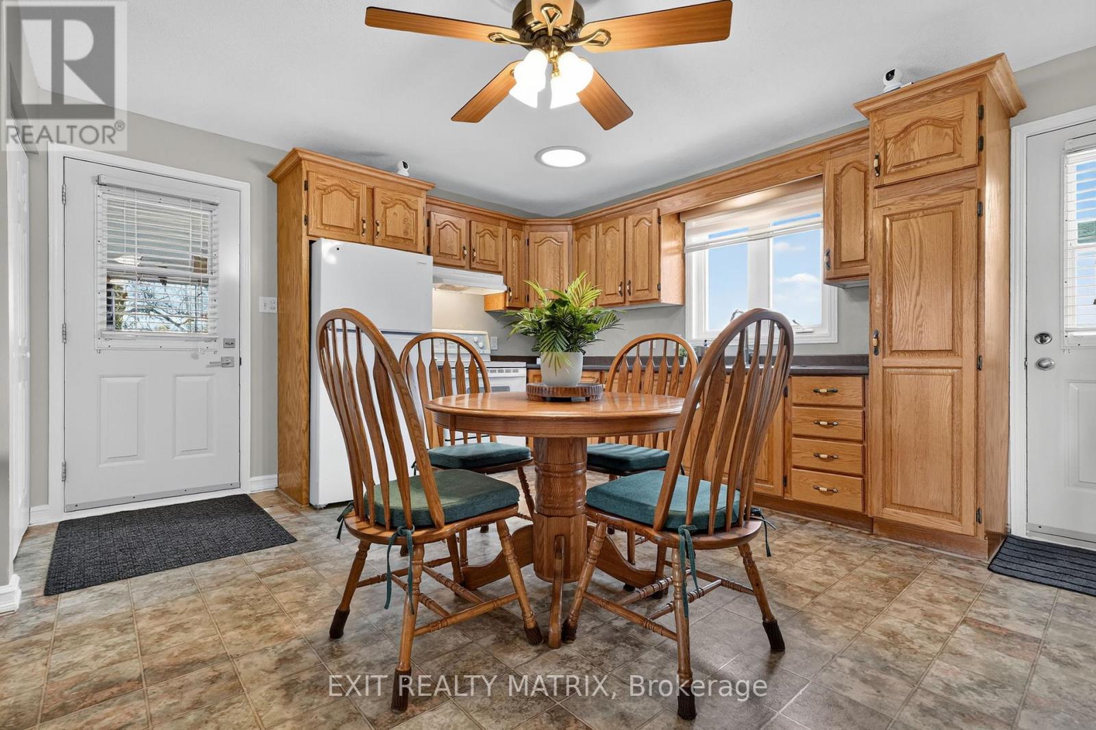 2871 Russland Road Property Photo 7