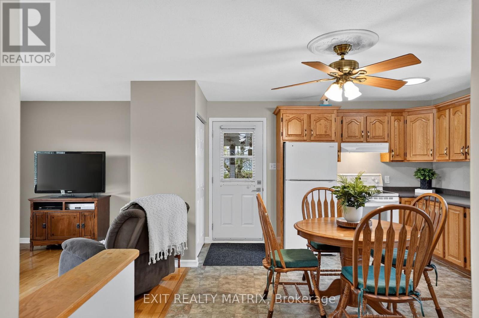 2871 Russland Road Property Photo 8