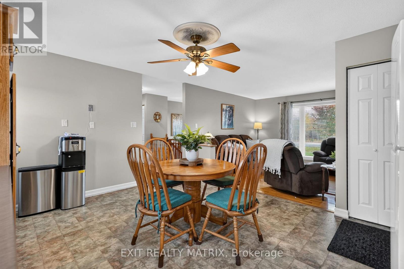 2871 Russland Road Property Photo 9