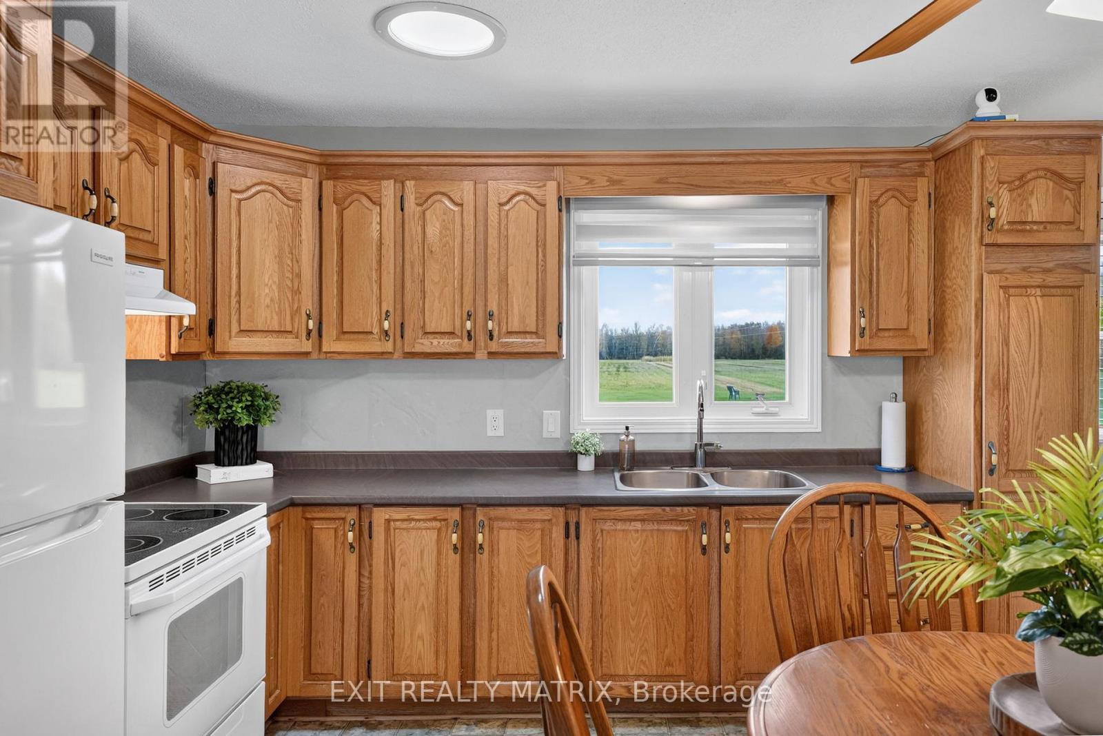 2871 Russland Road Property Photo 10