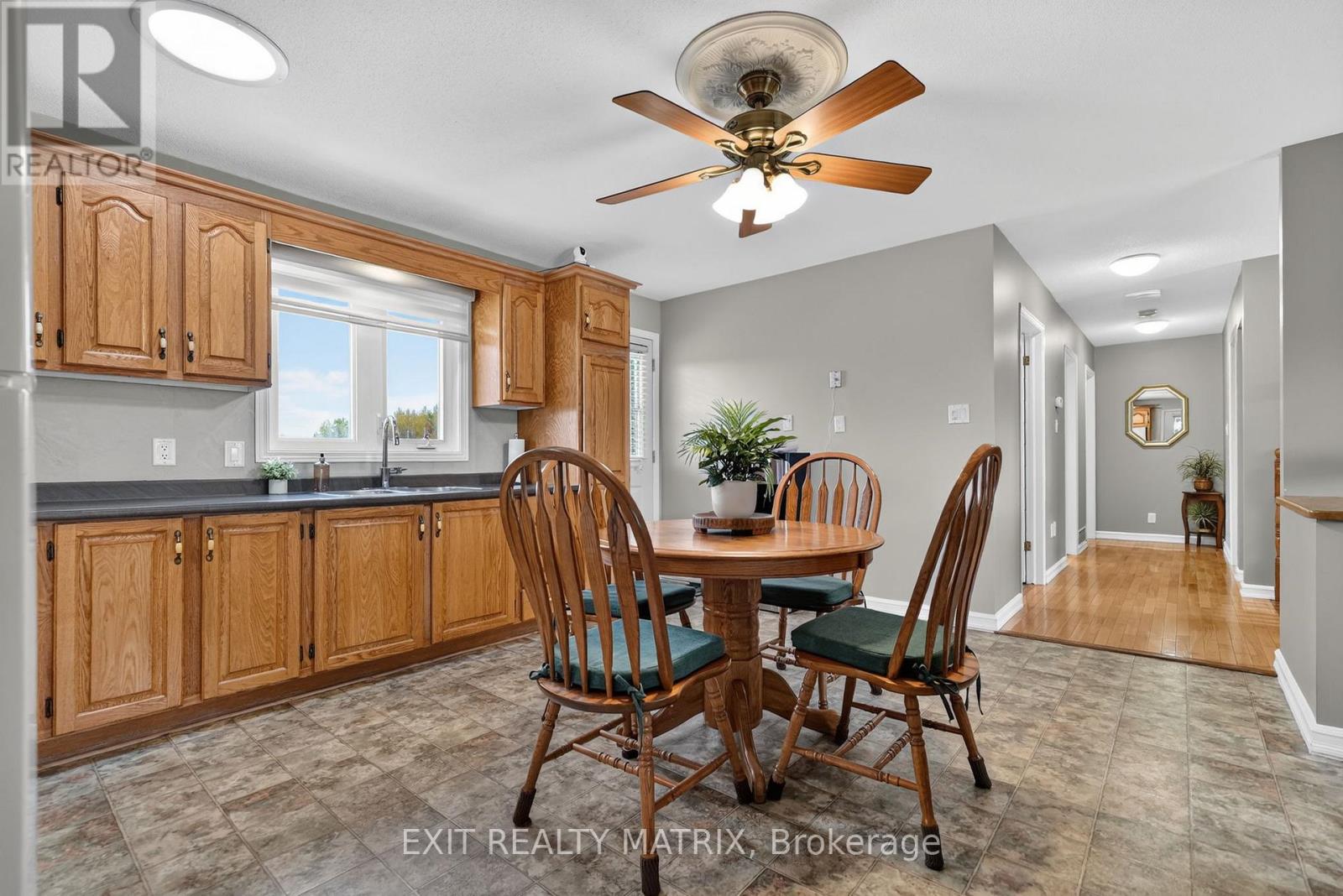 2871 Russland Road Property Photo 11