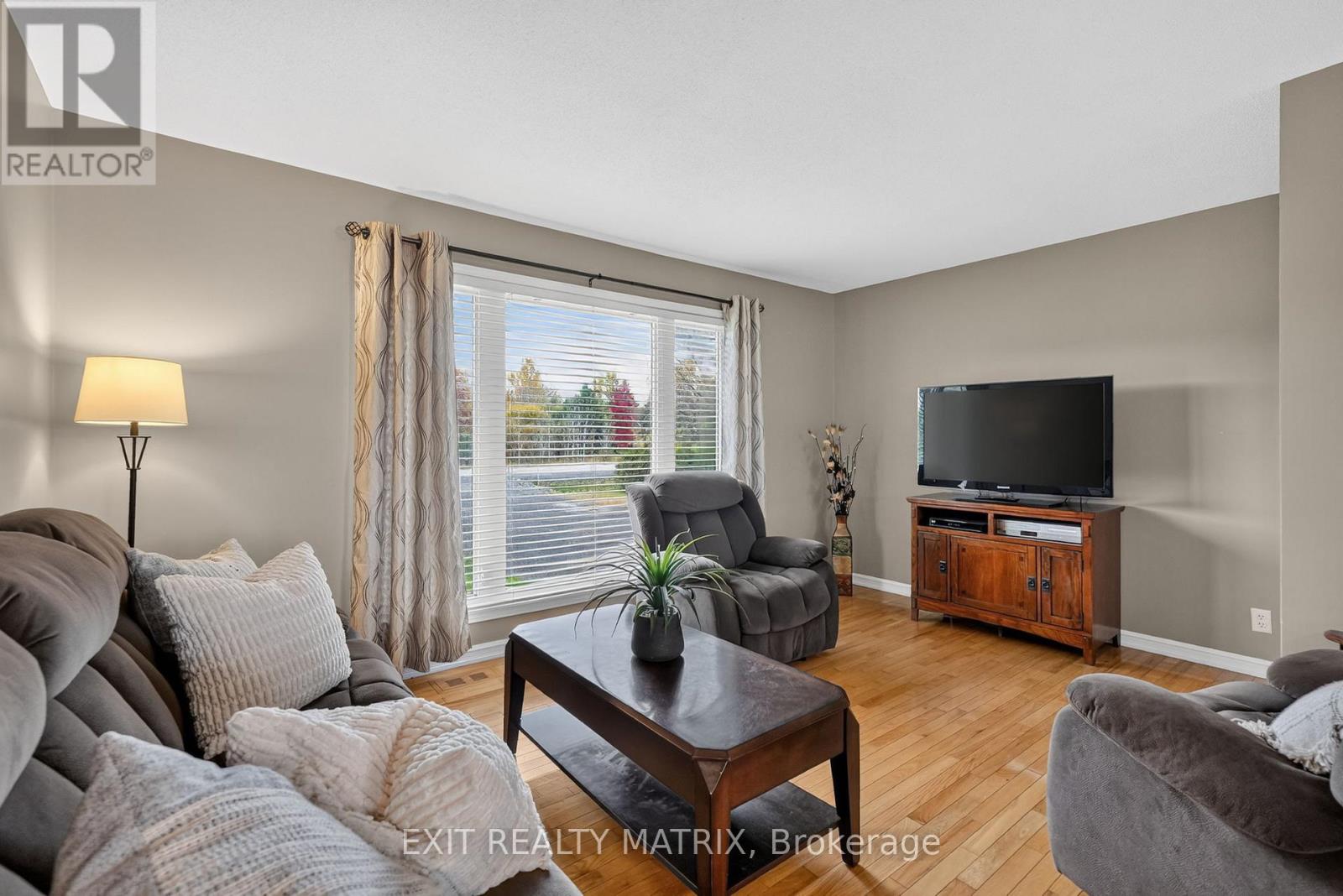 2871 Russland Road Property Photo 15