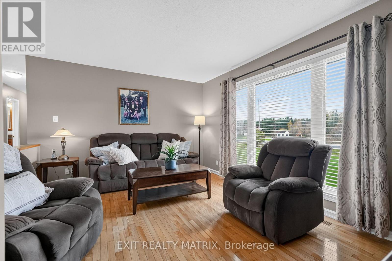 2871 Russland Road Property Photo 16