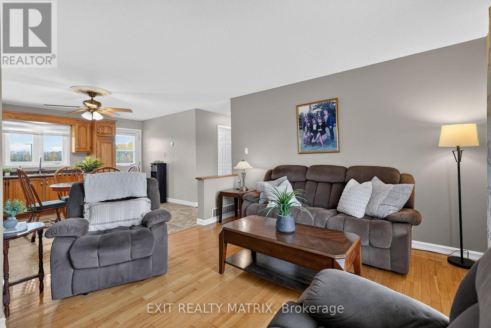 2871 Russland Road Property Photo 17