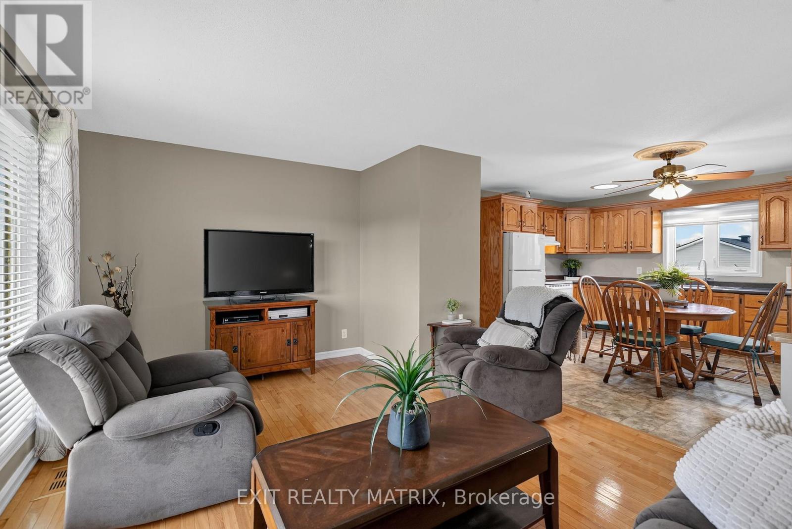 2871 Russland Road Property Photo 18