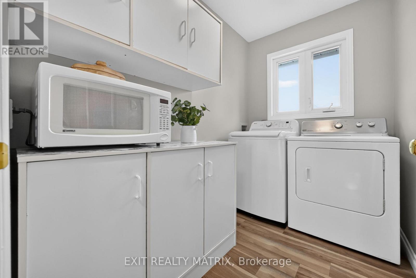 2871 Russland Road Property Photo 24