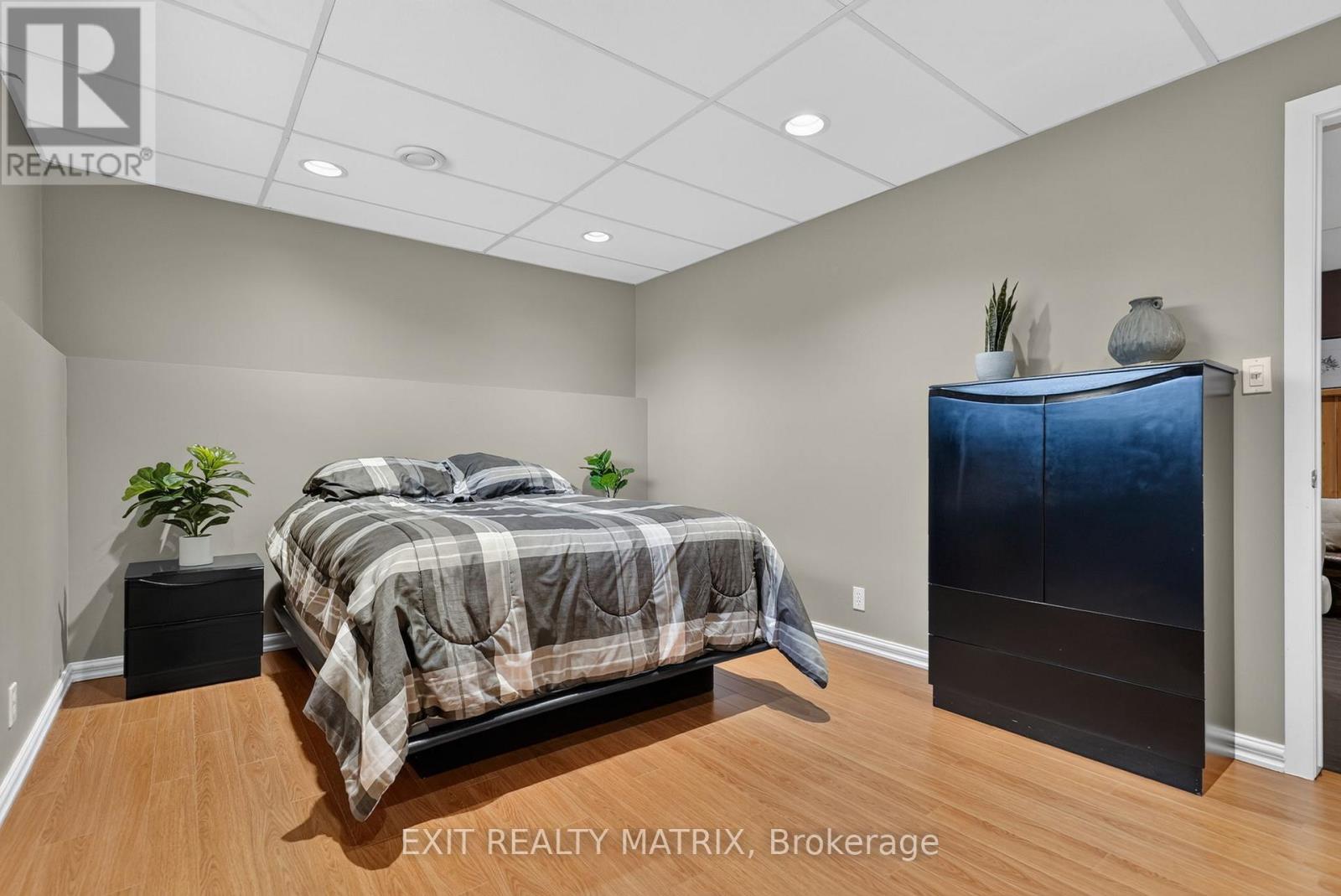 2871 Russland Road Property Photo 25
