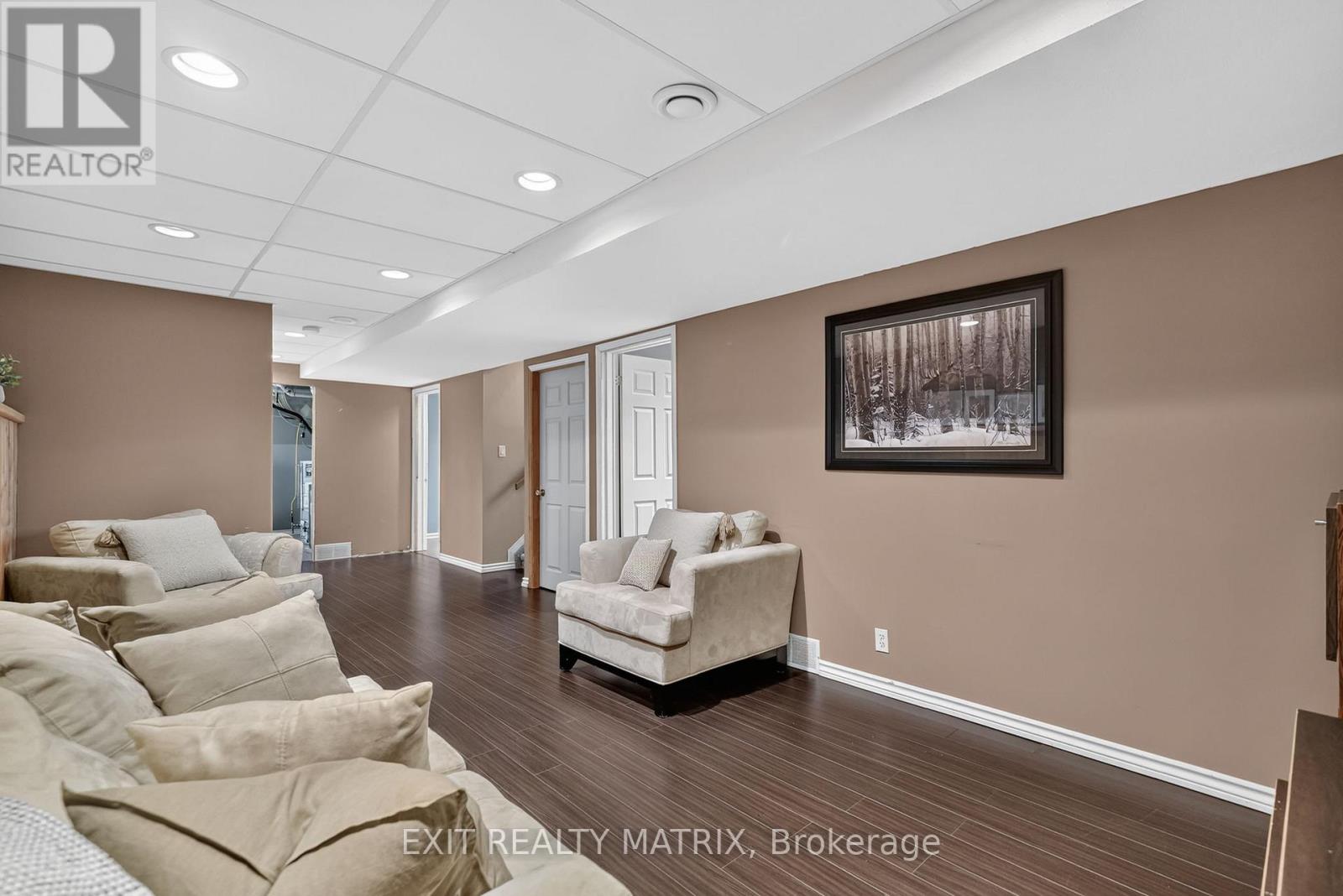 2871 Russland Road Property Photo 28