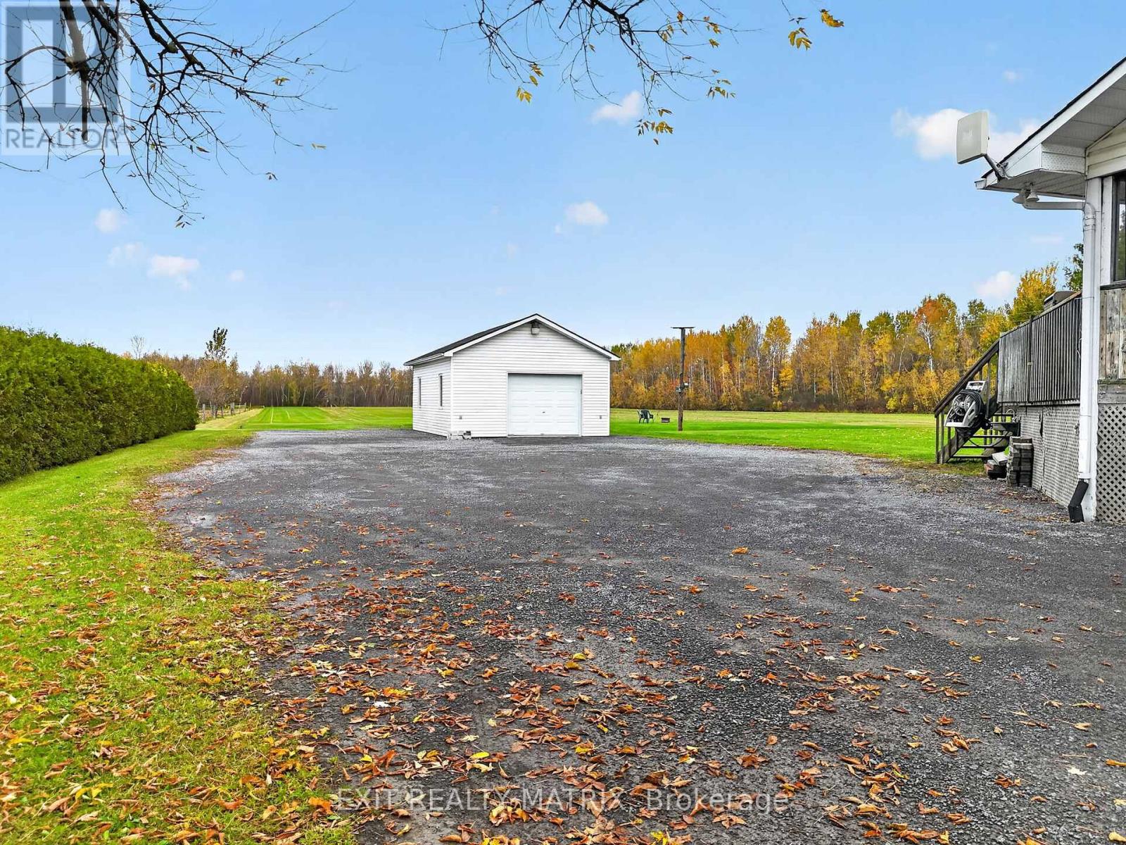 2871 Russland Road Property Photo 35