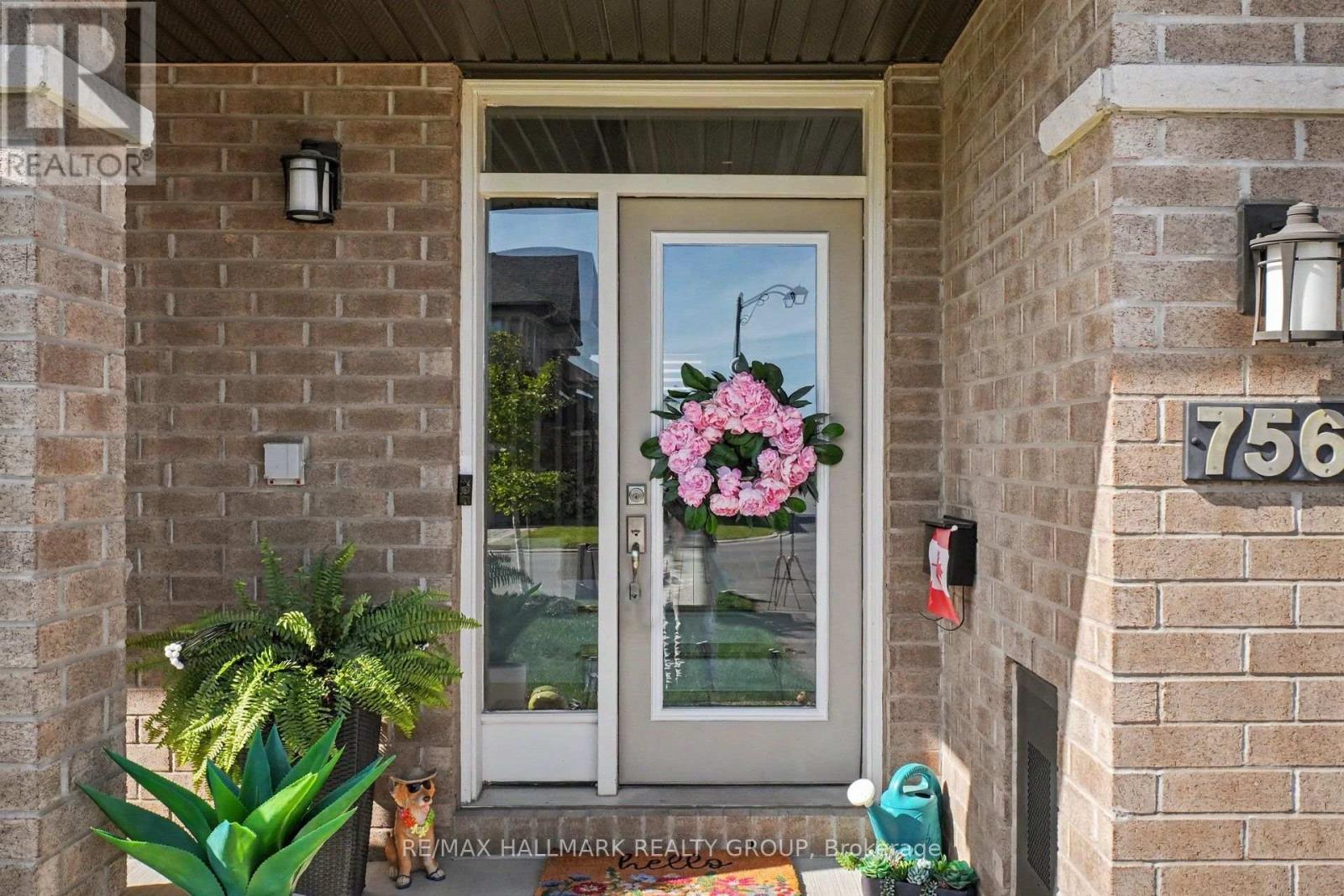 756 Cairn Crescent Property Photo 6