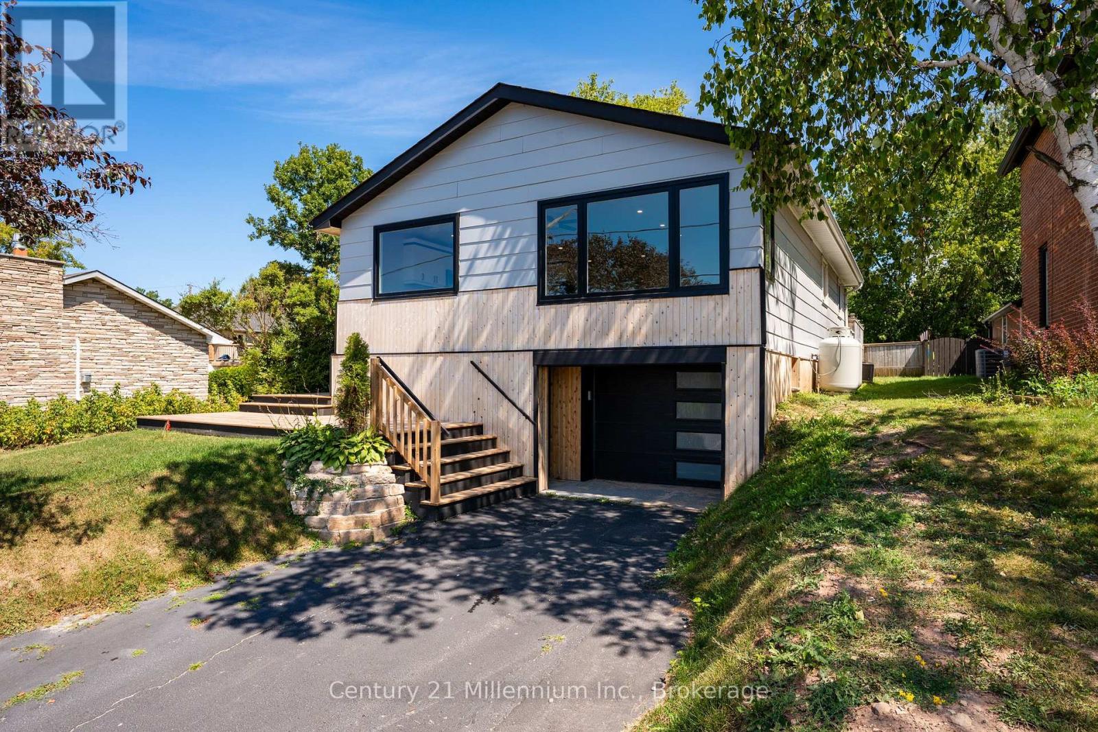 873 9TH AVENUE E Property Photo 1