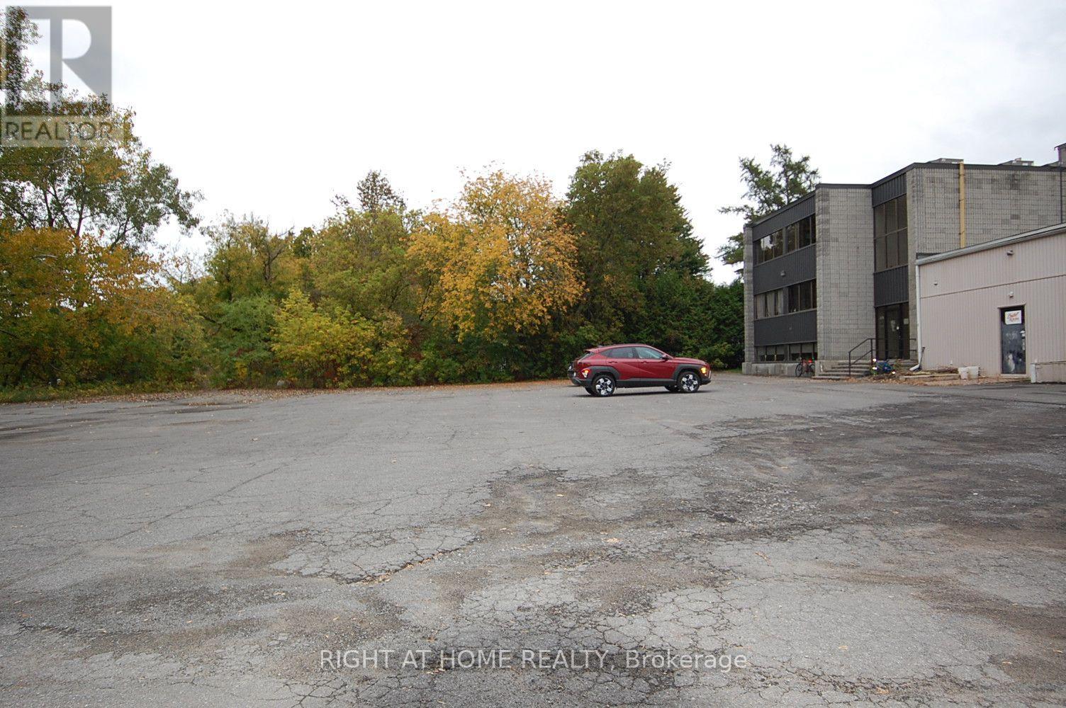 203 - 1468 Laurier Street Property Photo 2