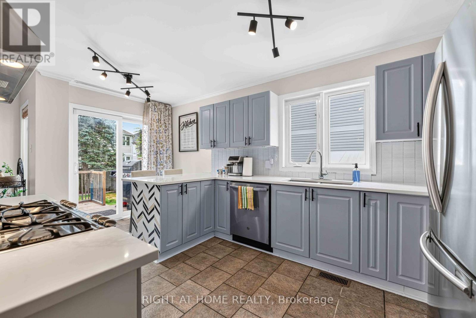 1552 Stojko Street Property Photo 12