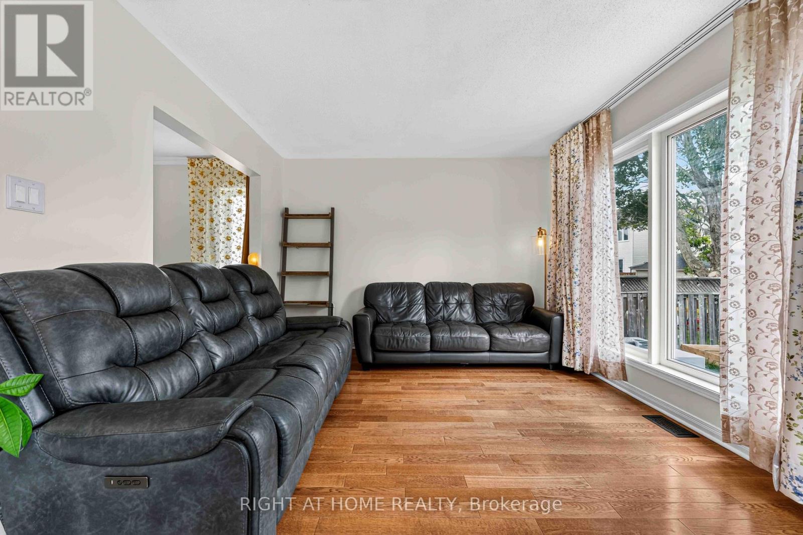 1552 Stojko Street Property Photo 17