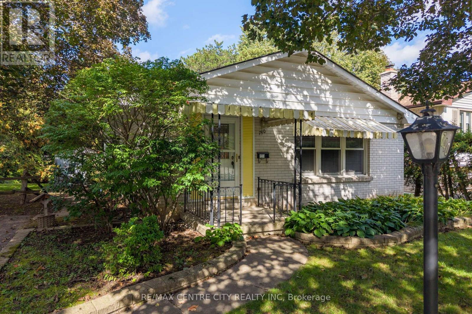 740 DUNBOYNE CRESCENT Property Photo 1