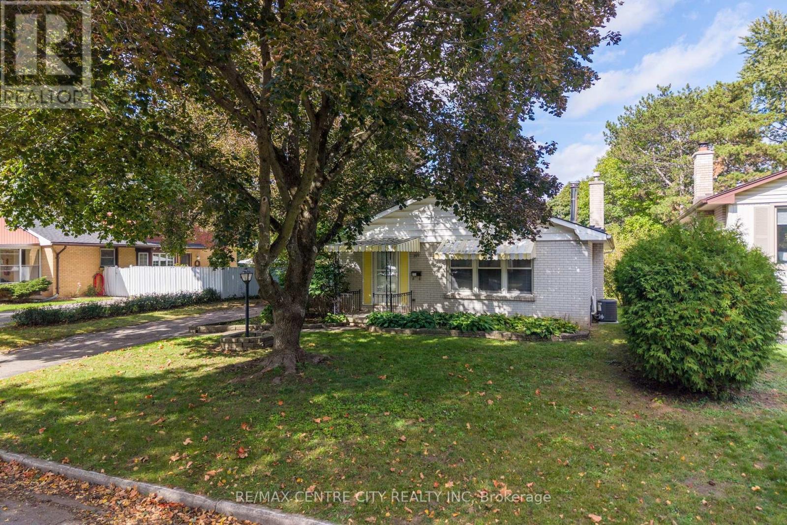 740 Dunboyne Crescent Property Photo 2