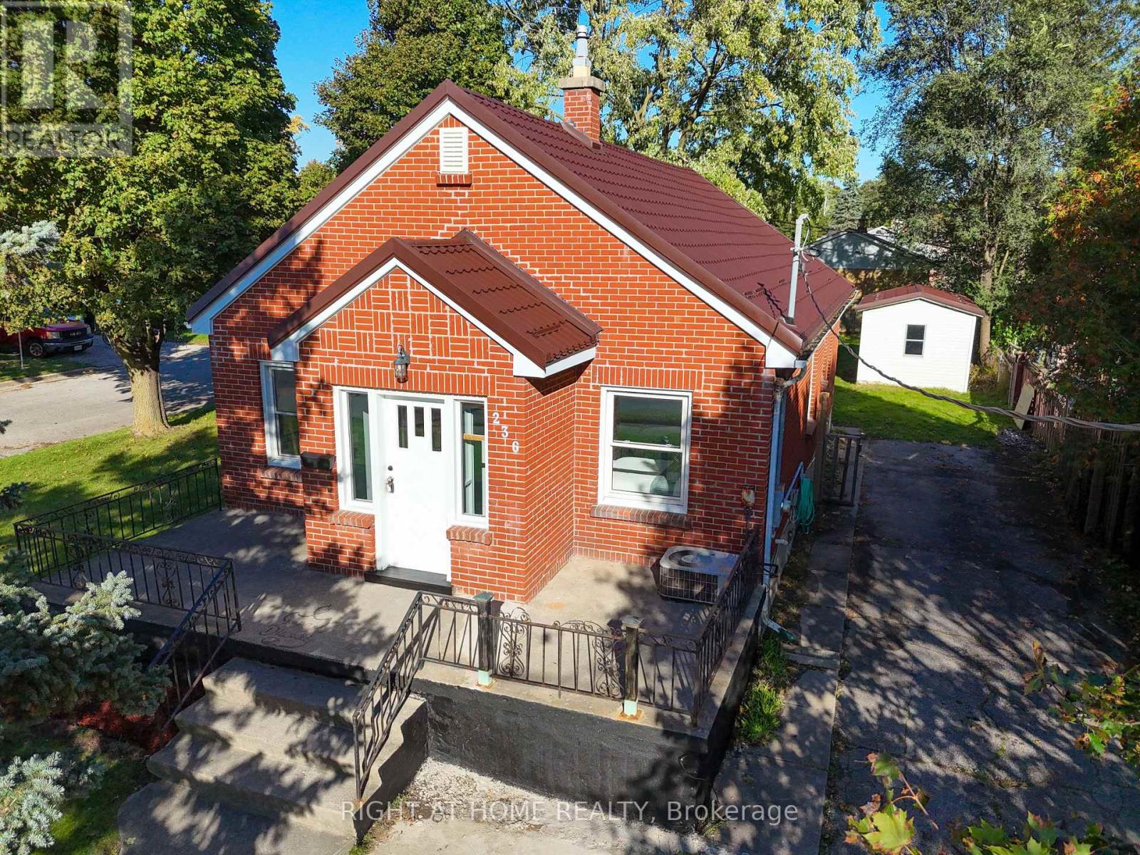 236 Highbury Avenue N Property Photo 4