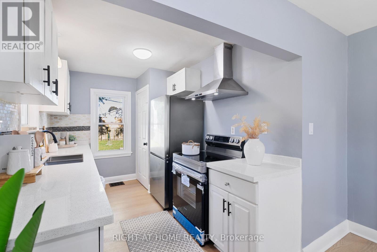 236 Highbury Avenue N Property Photo 11