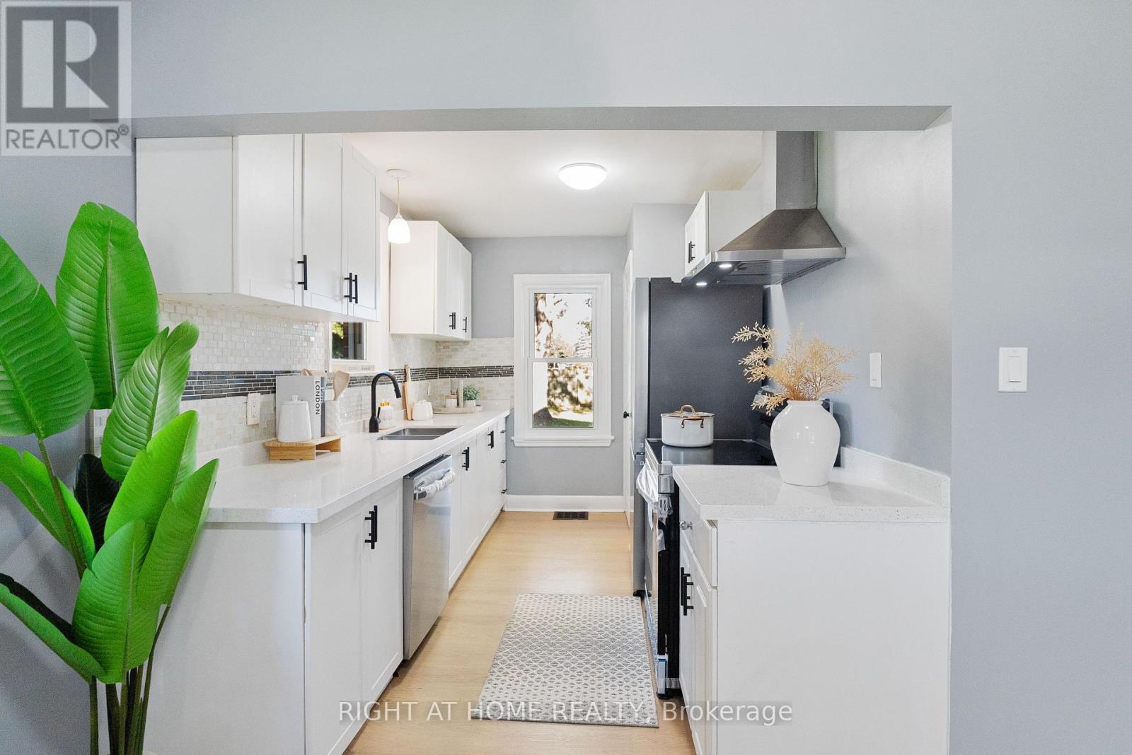 236 Highbury Avenue N Property Photo 13